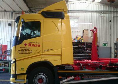 Spojler lakierowany na żółto