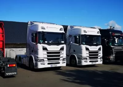 Roof spoiler with solar installation on Scania