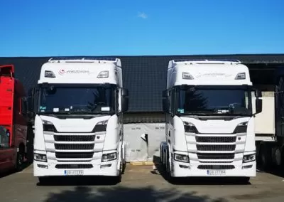 Roof spoiler with solar installation on Scania