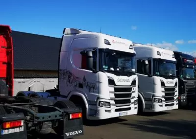 Roof spoiler with solar installation on Scania